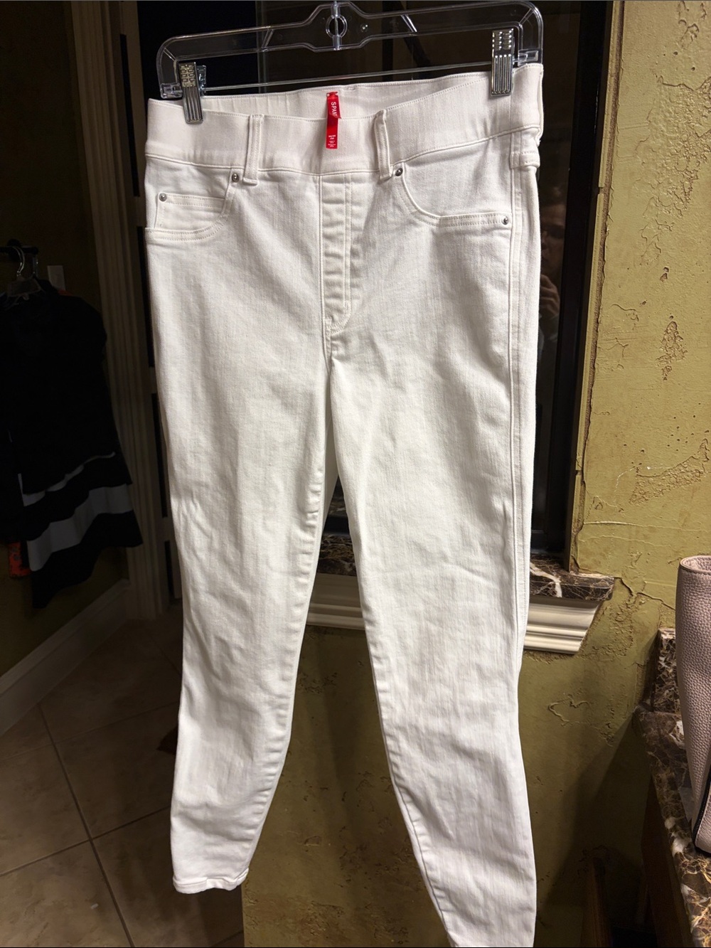 SPANX White Ankle Skinny Jeans with Red Brand Tag